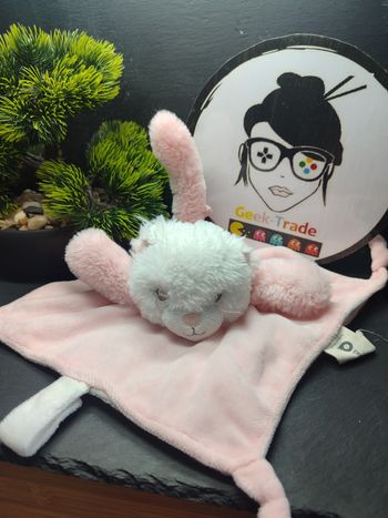 Doudou P’tit chat des merveilles rose blanc Prémaman Orchestra Queue Fourrure 