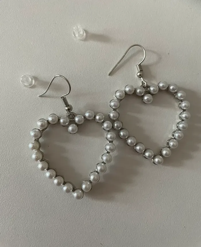 Boucle d’oreille cœur à perles du groupe MaxMara sans logo,sans étiquette. - photo numéro 2