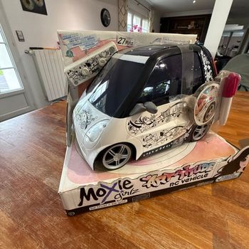 Voiture télécommandée à colorier moxie girl artitude