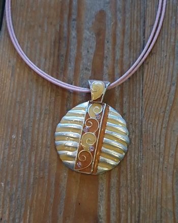 Collier gros pendentif métallique doré