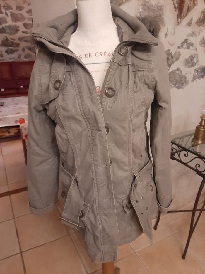 Veste avec capuche longueur 71 cm.