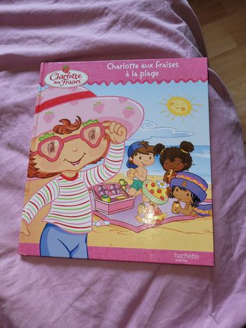 Charlotte aux fraises à la plage