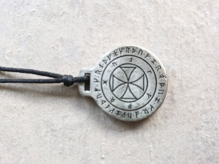 Pendentif rond type médaille avec symboles (runes anciennes) - photo numéro 2
