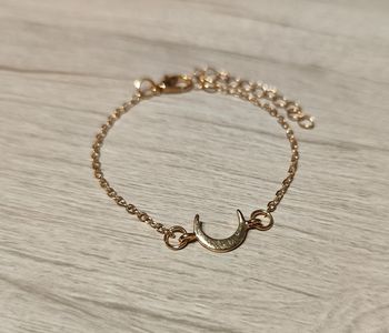Bracelet doré avec breloque lune ajustable