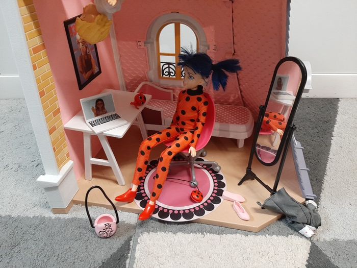 la chambre de miraculous + 2 poupées - photo numéro 2