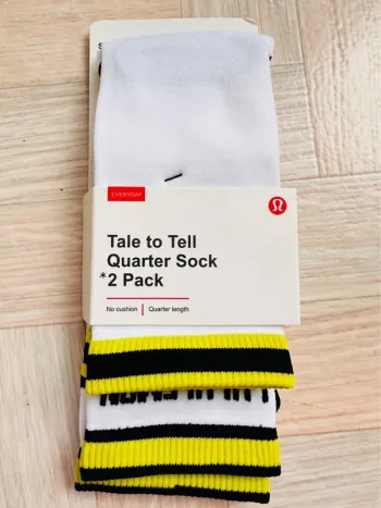 🧦Lot 2 paires chaussettes Lululemon – modèle Tale to Tell – taille S/M