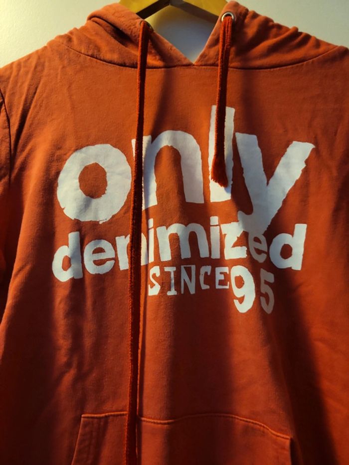 Pull rouge à capuche - photo numéro 2