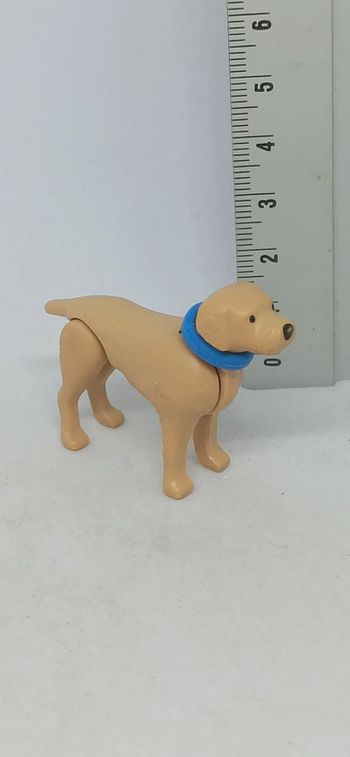 Chien marron clair avec collier bleu playmobil