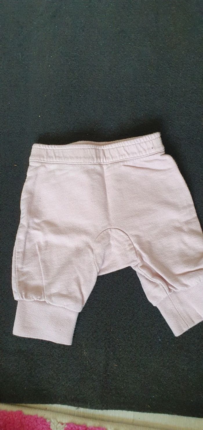 Lot 3 pantalons 2 bodies 1 mois - photo numéro 2