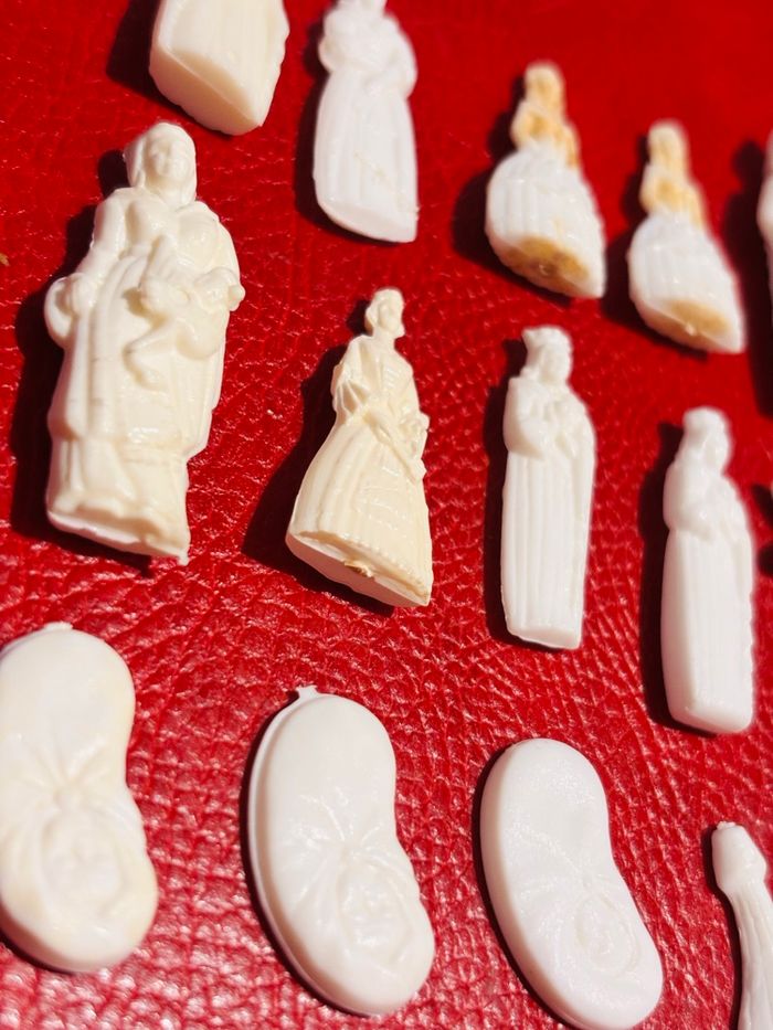 Lot 21 fèves en plastique blanc - photo numéro 4