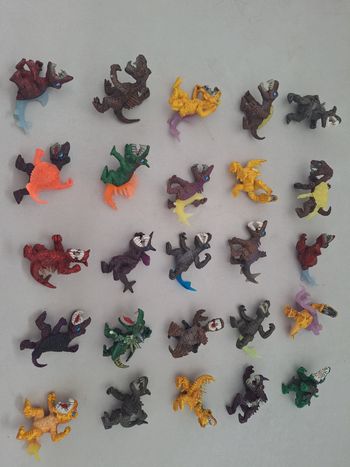 Lot 25 dinosaures/dragons réalistes