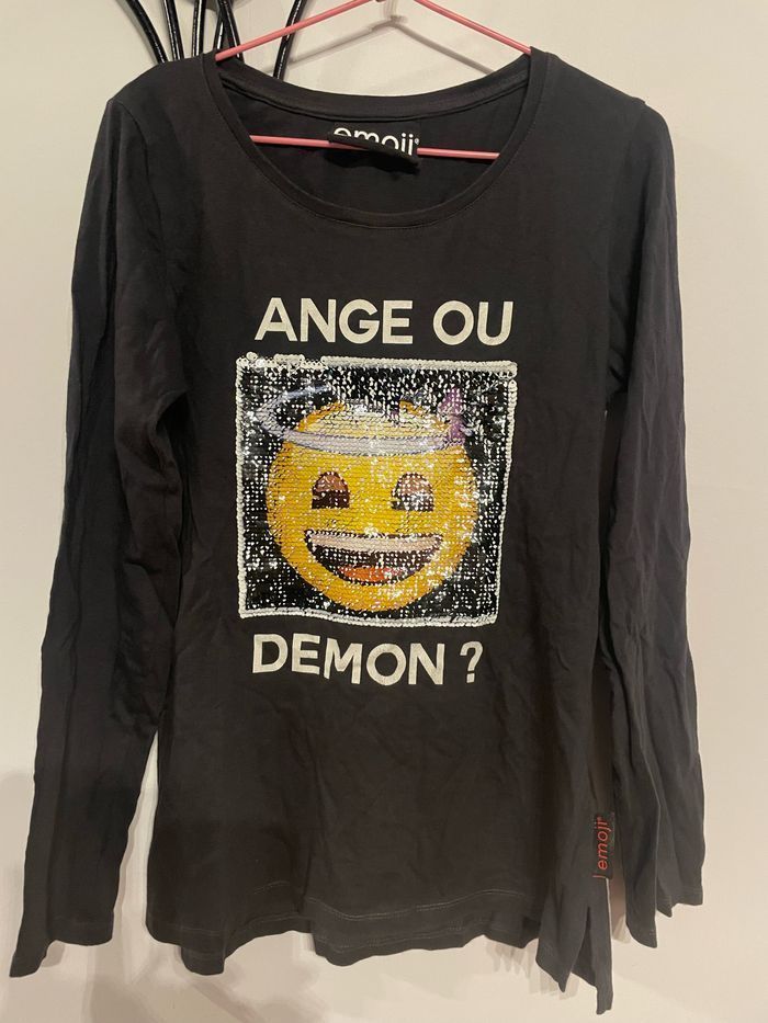 T-shirt emojis