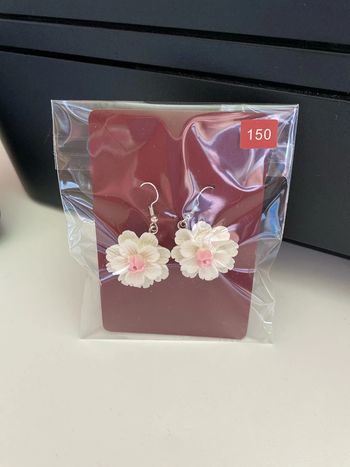 Boucles d’oreilles crème à fleurs