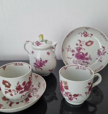 Deux tasses à thé et une tasse à thé