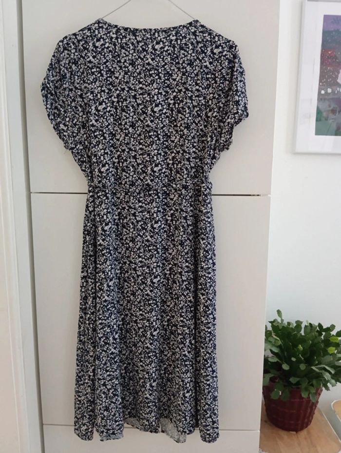 Robe vintage boutonnée noire à propos fleurs blanches - photo numéro 7