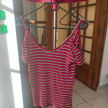 Tee short avec des rayure à bretelle à épaule dénuder
