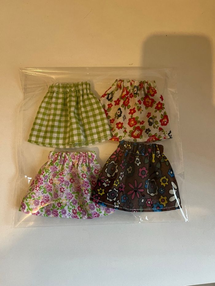 Lot 4 jupes pour barbie Neuf