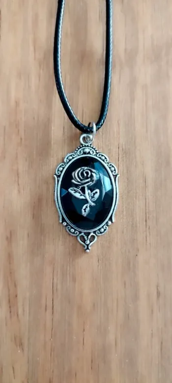 Collier avec pendentif type camée fleur