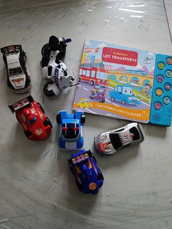 Lot de 7 voitures moto police + un livre sonore