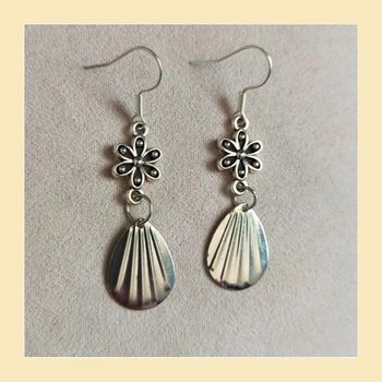 Boucles d’oreilles argentées – Fleur & coquillage