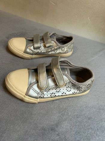 Paire de Chaussures basket de ville pour enfant Taille 28 À scratch  Couleur gris argenté et crème