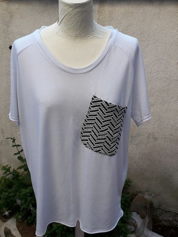 Tee-shirt, large poche tissée plaquée sur la poitrine
