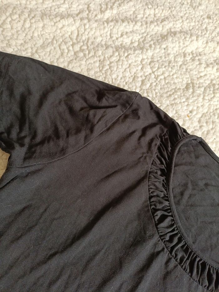 T-shirt noir à col froncé mignon – basique avec détail élégant - photo numéro 2