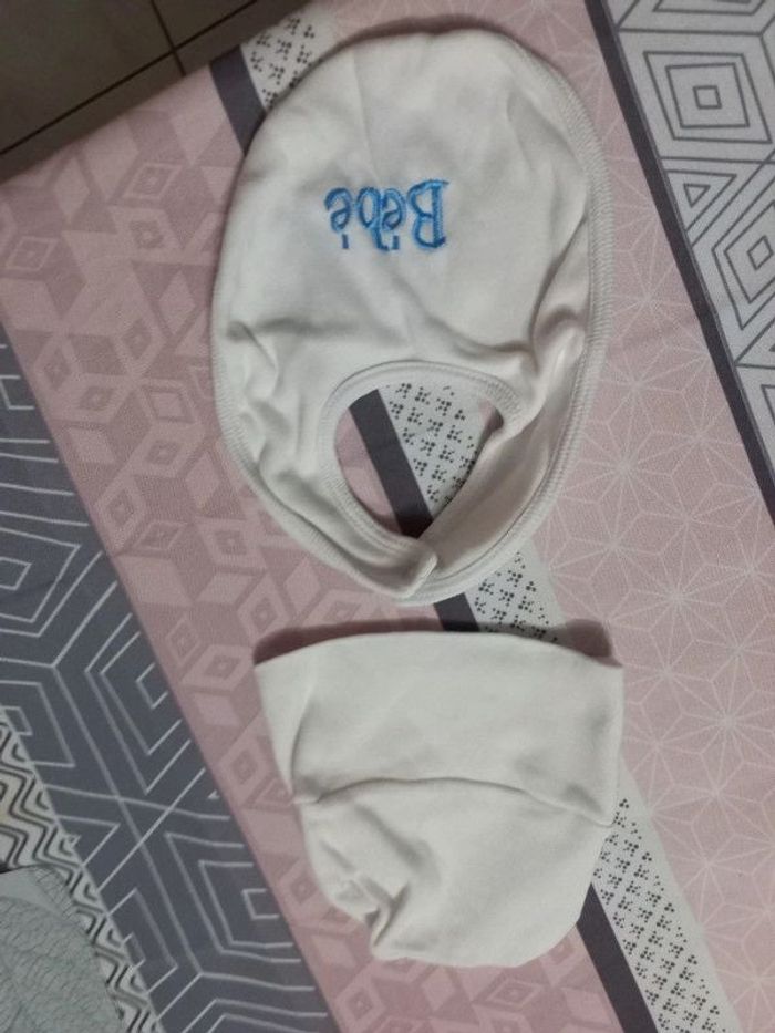 Ensemble bonnet et bavoir bébé neuf