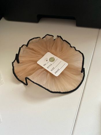 Grand chouchou en voile beige bordé noir