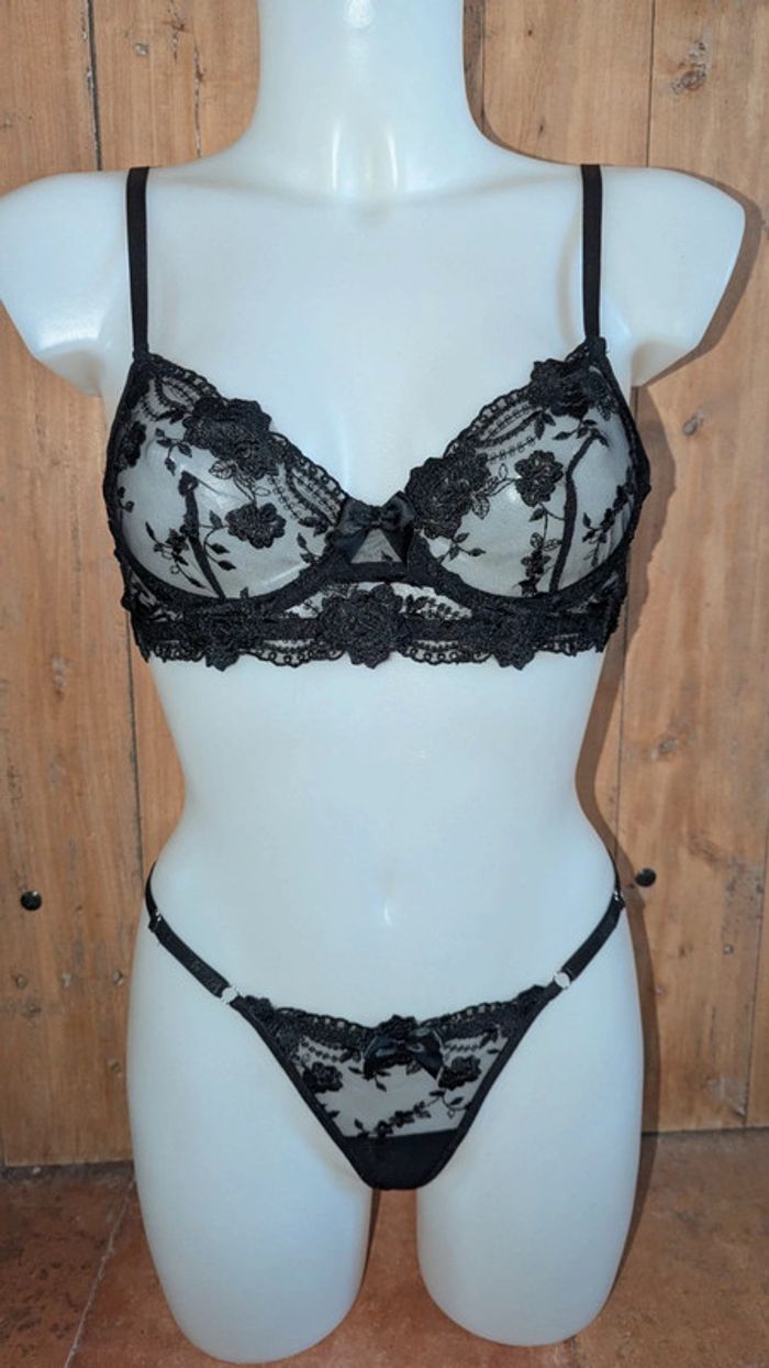 Ensemble dentelle et nœuds S