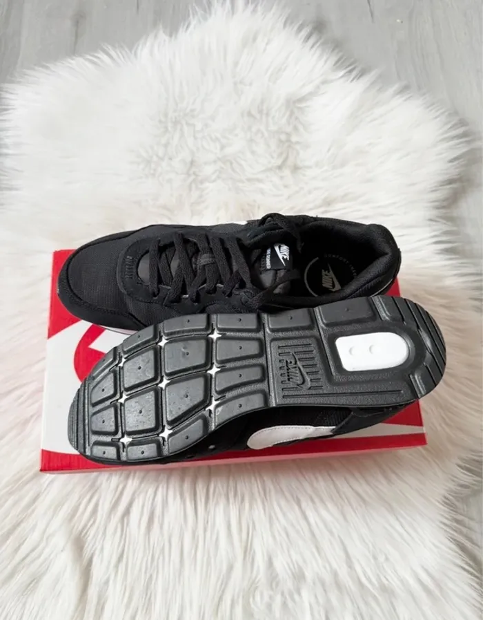 Nike Venture Runner – Taille 44,5 – noir/blanc – Neuf avec étiquette - photo numéro 5