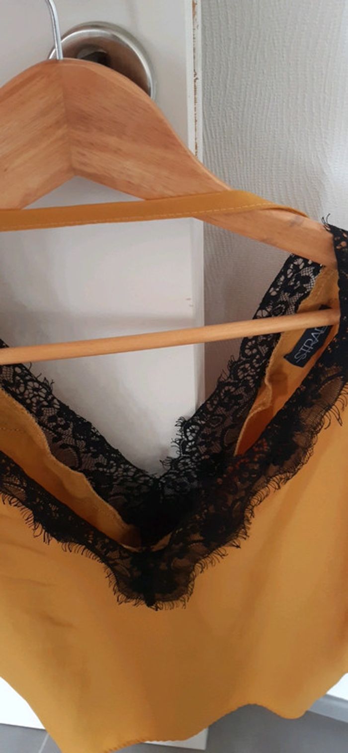 Blouse dentelle noire et moutarde - photo numéro 3