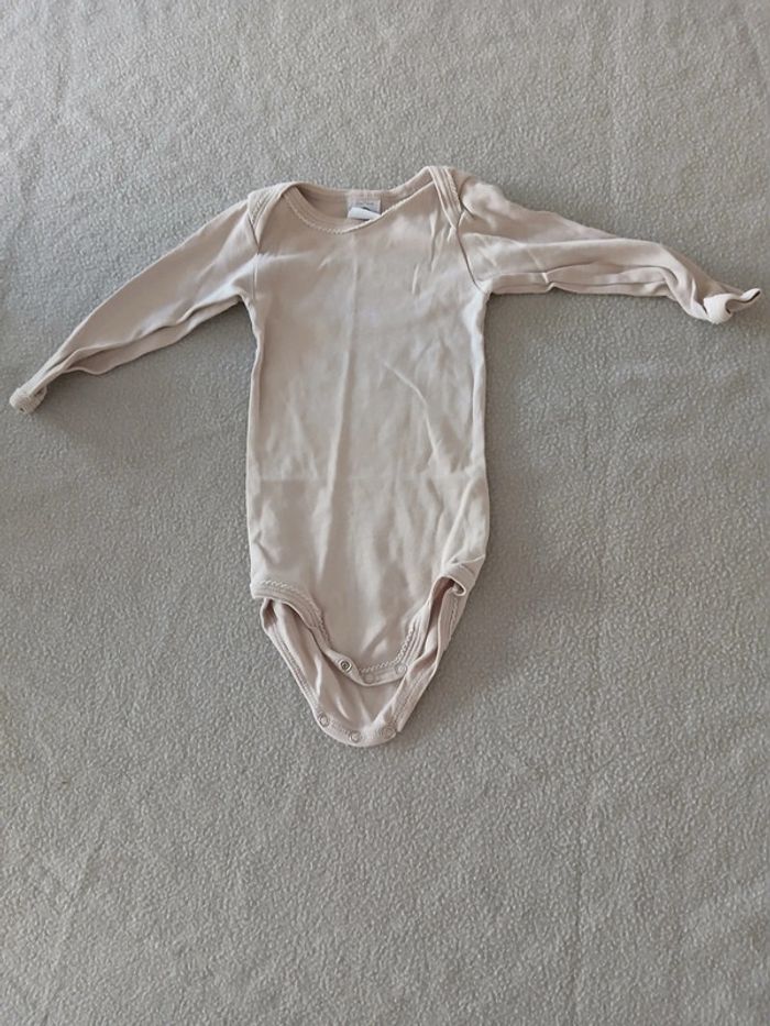 Lot bodies 12 mois - photo numéro 11