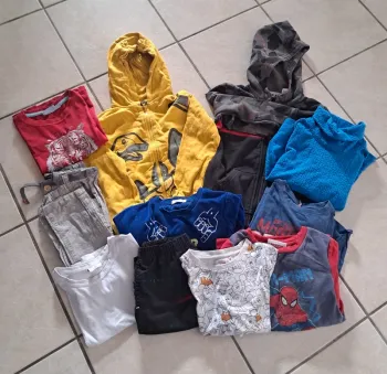 Lot de 11 vêtements 5 ans 👦 Disney, Kiabi, collection automne