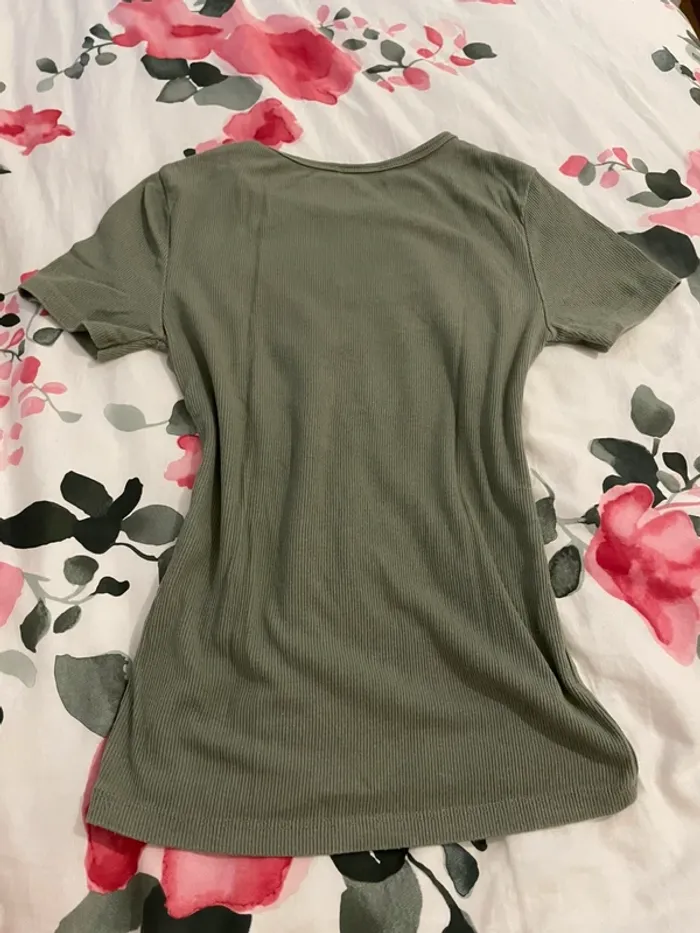 Haut t-shirt moulant kaki stradivarius - photo numéro 2