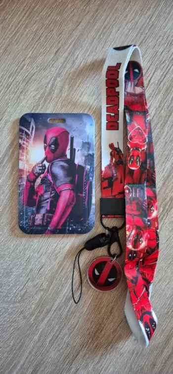 Porte carte d'identité DeadPool avec lanière fantaisie.