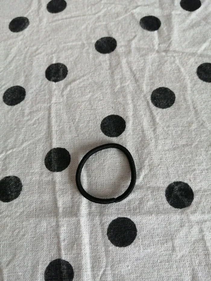 Lot de 50 petits élastiques noirs / accessoires - photo numéro 3