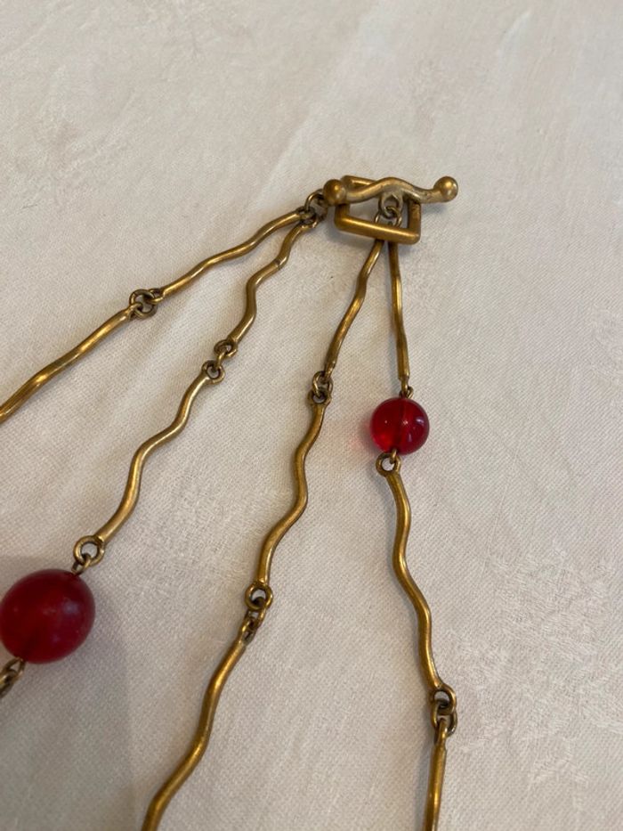 Long sautoir doré et perles résine rouge Biche de Bere - photo numéro 12