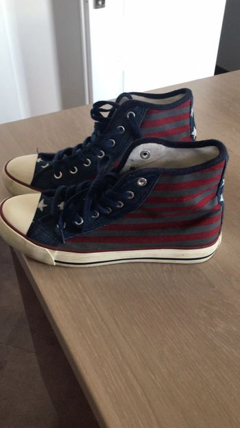 Chaussures tape à l’œil