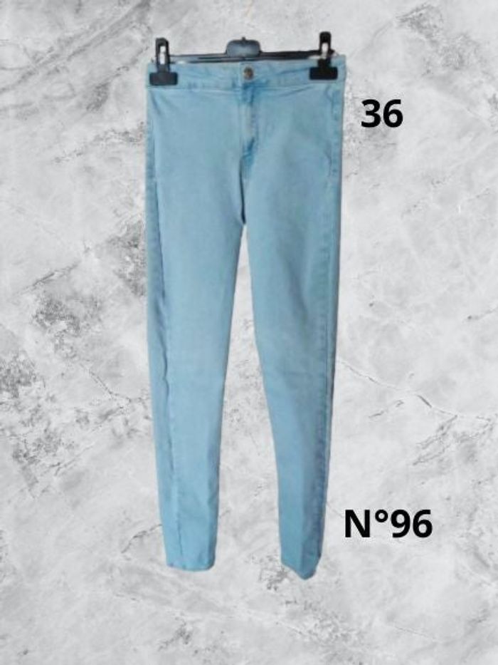 N°96 Jean bleu clair T36. Jennyfer. Taille haute, coupe slim.