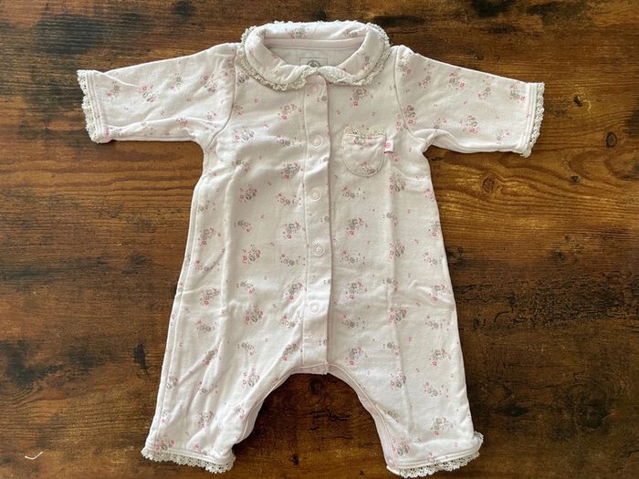 Pyjama en coton fleuri à col sans pieds