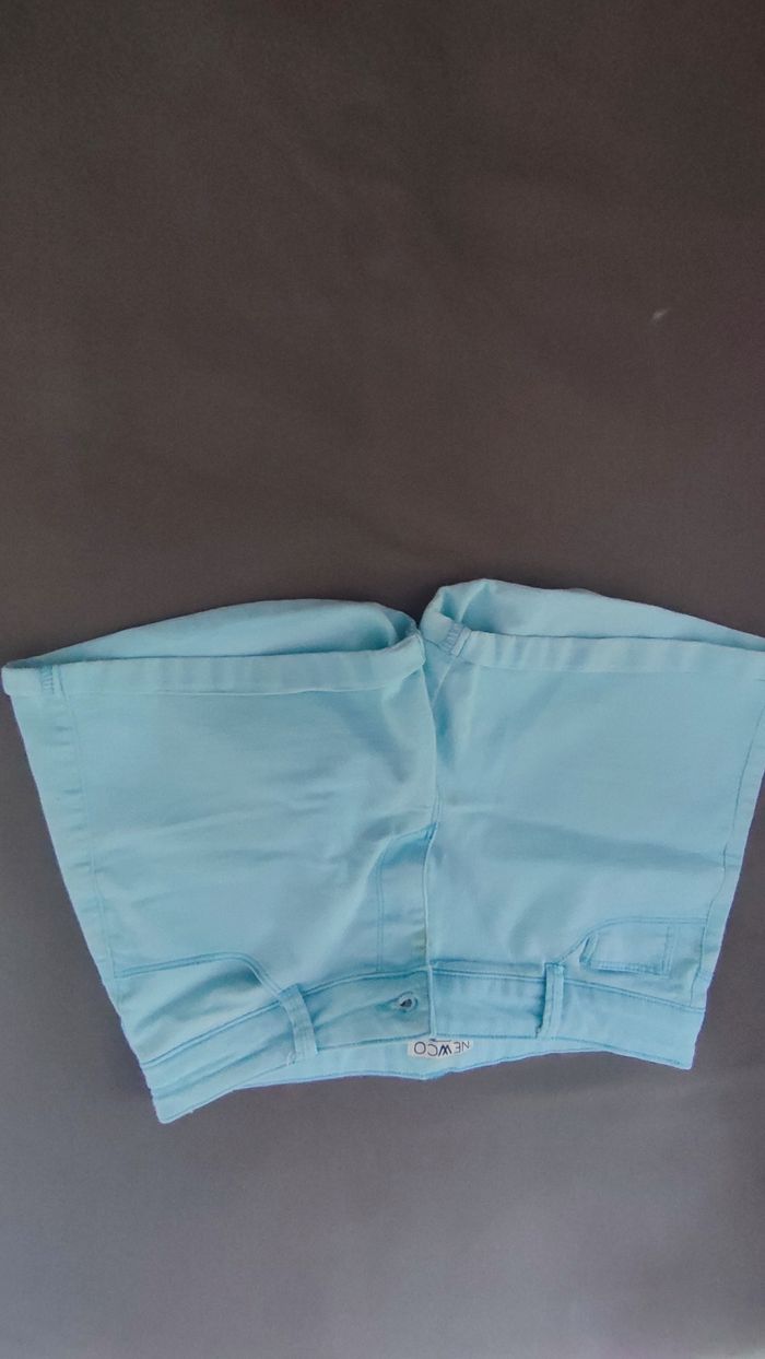 Short bleu pâle taille 14 ans en très bon état. - photo numéro 2