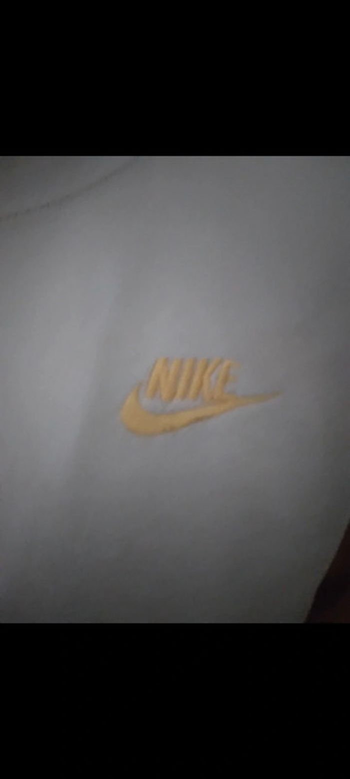 🌸Pull nike blanc et jaune🌸 - photo numéro 2