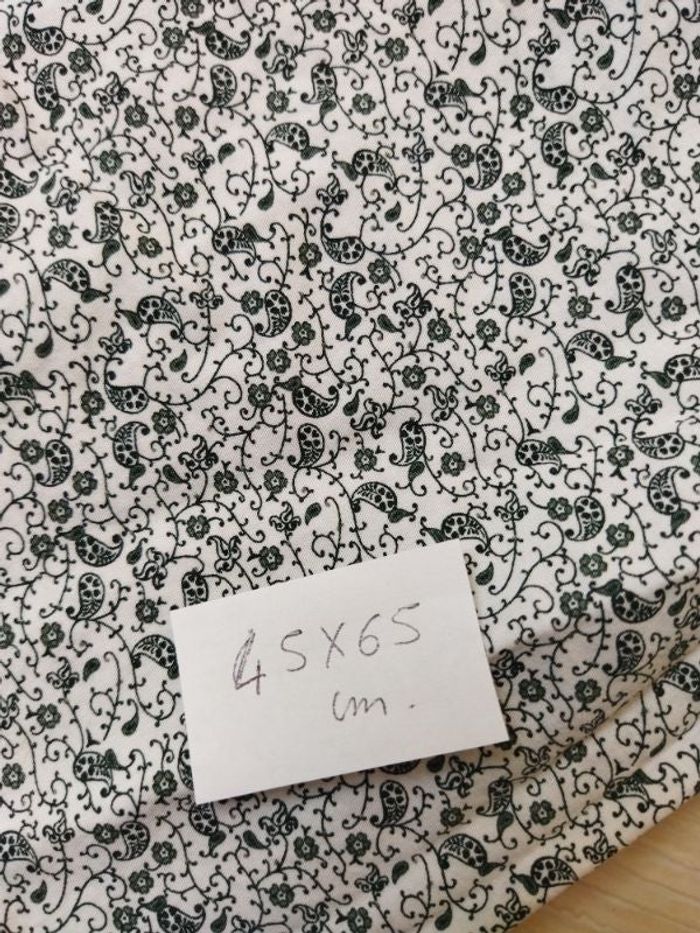 Petit coupon de tissu coton à motifs vert