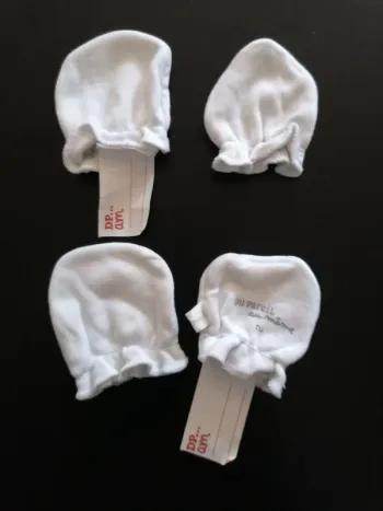 Lot 2 paires de gants naissance Dpam