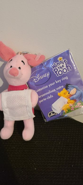 De la série Disney de DMC, cette jolie poupée à broder porte clés porcinet