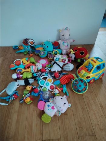 Lot jouets bébé