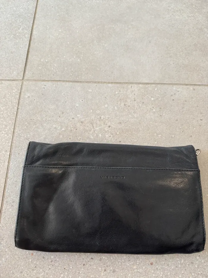 Pochette noire Vagabond, en cuir  bon état mais il ya des petites marques d'usures, 26*15cm - photo numéro 3