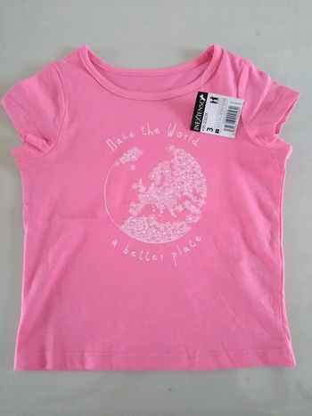 T-shirt de couleur rose, neuf, jamais porté et encore étiqueté. Taille 3 ans