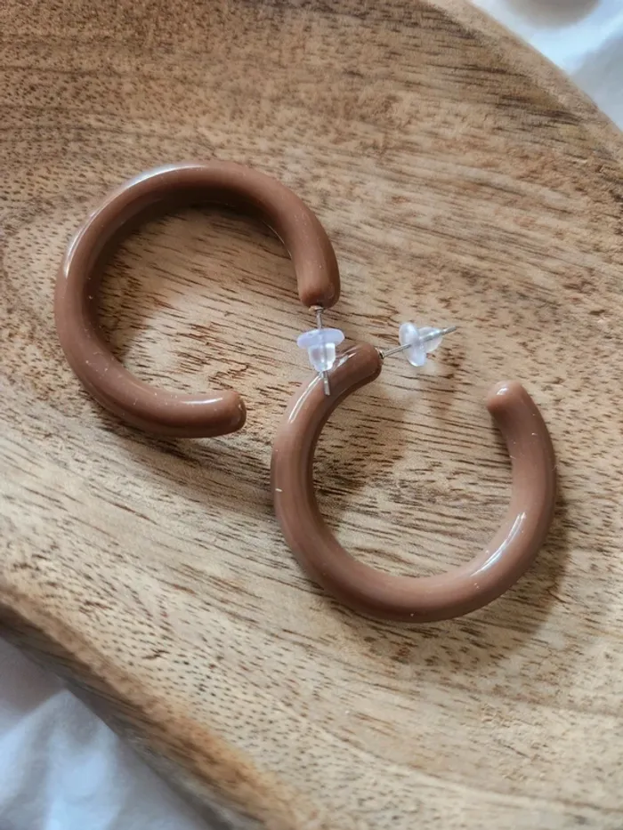 Anneaux créoles marron nude